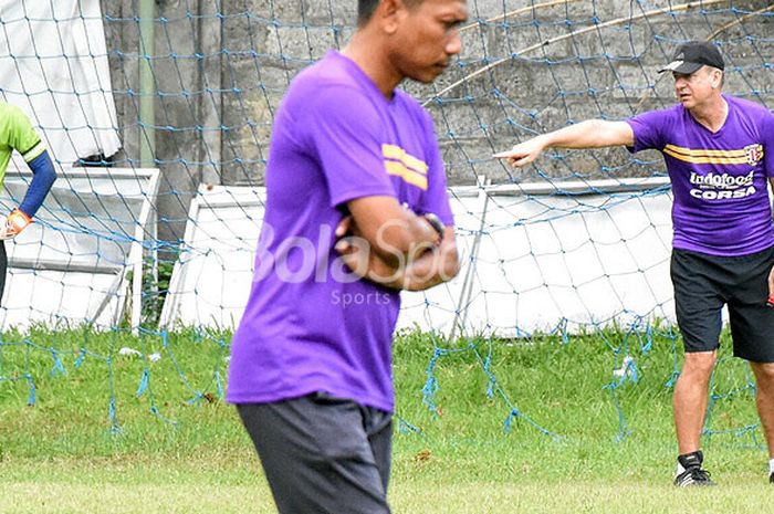 Hans Peter Schaller (kanan) memberi instruksi kepada pemain Bali United dalam sesi latihan pagi di Lapangan Trisakti, Legian, Rabu (6/12/2017).