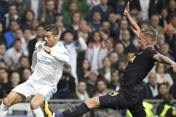 Bek Tottenham Hotspur, Toby Alderweireld (kanan), berduel dengan megabintang Real Madrid, Cristiano Ronaldo, dalam laga Grup H Liga Champions di Stadion Santiago Bernabeu, Madrid, Spanyol, pada 17 Oktober 2017.