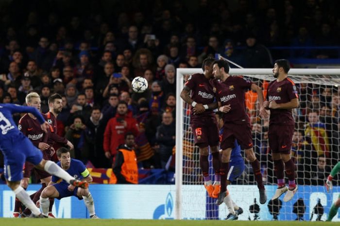  Bek kiri Chelsea, Marcos Alonso, mengeksekusi tendangan bebas dalam laga leg pertama babak 16 besar Liga Champions kontra FC Barcelona di Stadion Stamford Bridge, London, Inggris, pada 20 Februari 2018. 