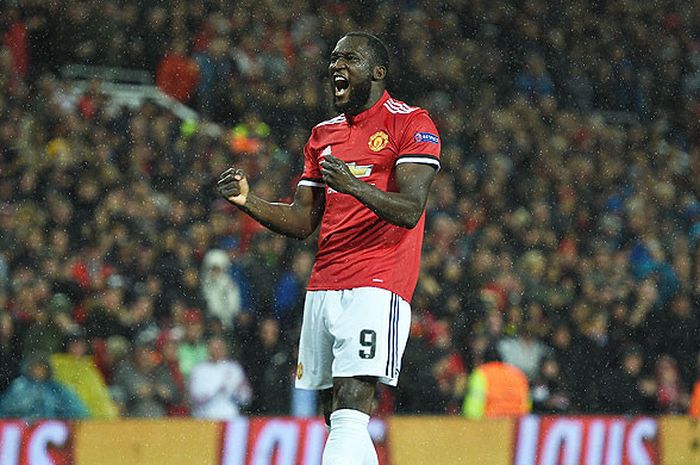 Striker Manchester United, Romelu Lukaku, melakukan selebrasi seusai mencetak gol ke gawang Basel dalam laga lanjutan Grup A Liga Champions 2017-2018 di Stadion Old Trafford, Manchester, Inggris, pada 12 September 2017.