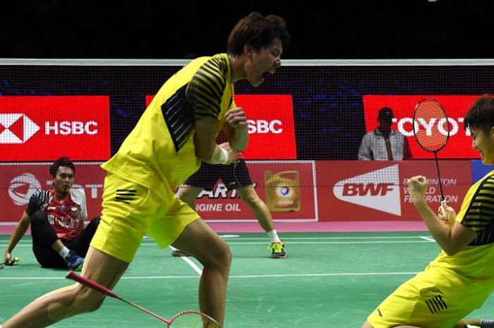 Pasangan ganda putra China, Li Junhui/Liu Yuchen, melakukan selebrasi setelah memastikan diri ke babak final Piala Thomas 2018 seusai menumbangkan Mohammad Ahsan/Hendra Setiawan pada laga yang berlangsung di Impact Arena, Bangkok, Thailand, Jumat (25/5/2018).