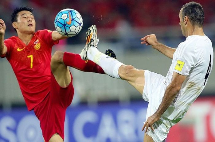 Bomber andalan China Wu Lei (kiri) diragukan bisa tampil lawan Timnas Indonesia.