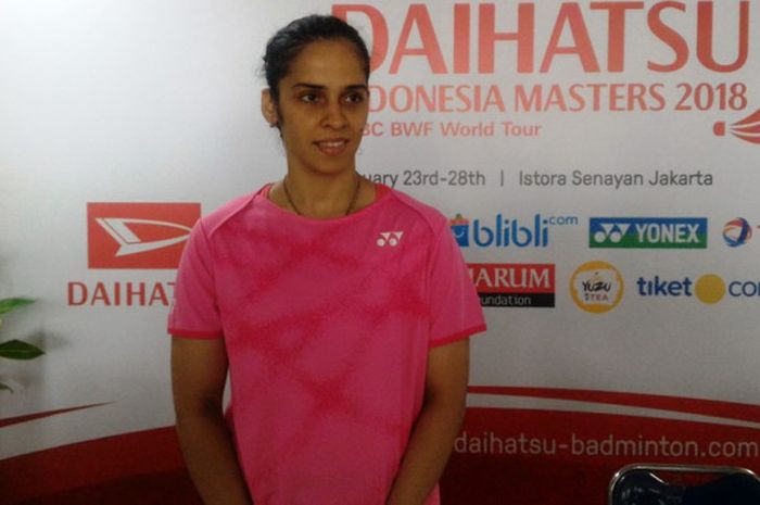 Pebulu tangkis tunggal putri India, Saina Nehwal, berpose setelah menjalani sesi konferensi pers final Indonesia Masters 2018 di Istora Senayan, Jakarta, Minggu (28/1/2018).