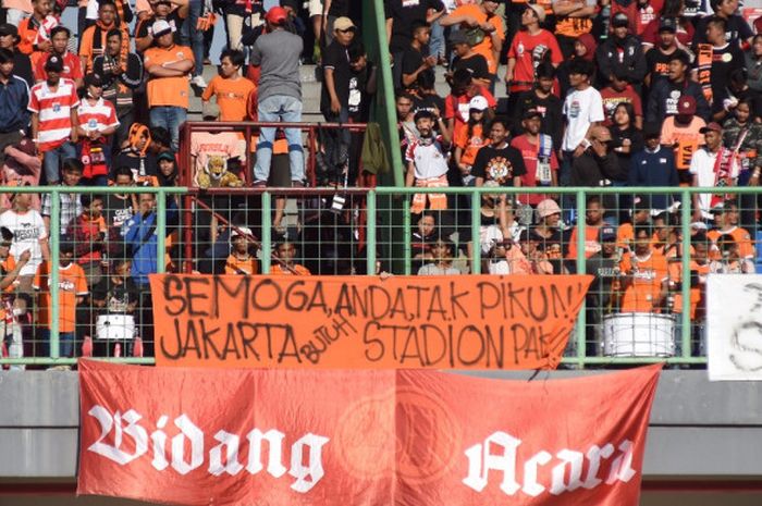 The Jak Mania menagih janji Pemprov DKI Jakarta soal pembangunan stadion baru pada laga Persija Jakarta kontra Perseru Serui di Stadion Patriot Chandrabhaga, Bekasi, Senin (8/10/2018).