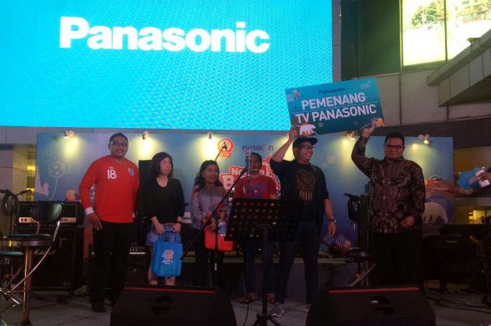 Kemeriahan suasana Nonton Bareng BOLA Rusia Vaganza 2018 babak perempat final Piala Dunia 2018 antara Swedia dan Inggris yang diadakan Tabloid Bola di Sumarecon Mall Serpong Tangerang Selatan, Sabtu  (7/7/2018).