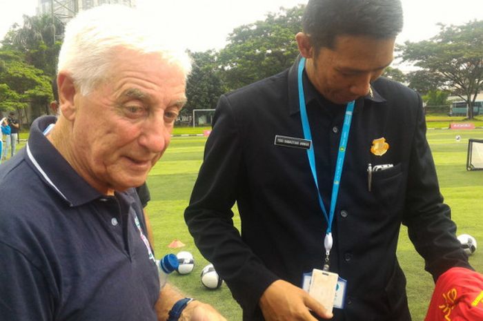 Manajer legendaris Liverpool FC, Roy Evans (kiri), di sela-sela memberikan pelatihan sepak bola kepada para siswi SMPN 4 dan 13 Jakarta di Lapangan Simprug, Jakarta Selatan, pada Jumat pagi (9/3/2018).