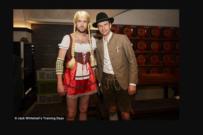 Thomas Muller saat bersama Jack Whitehall