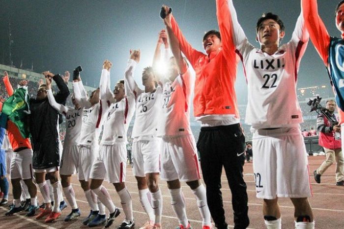 Para pemain Kashima Antlers bersuka cita seusai memenangi Liga Champions Asia 2018 setelah menahan imbang tuan rumah Persepolis pada final kedua di Stadion Azadi, Teheran, Iran, 10 November 2018. 