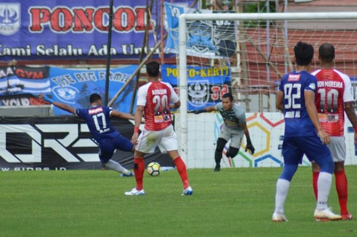 Aksi kiper PSIS Semarang, Joko Ribowo di bawah mistar gawang saat berhadapan dengan Persipura Jayapura.