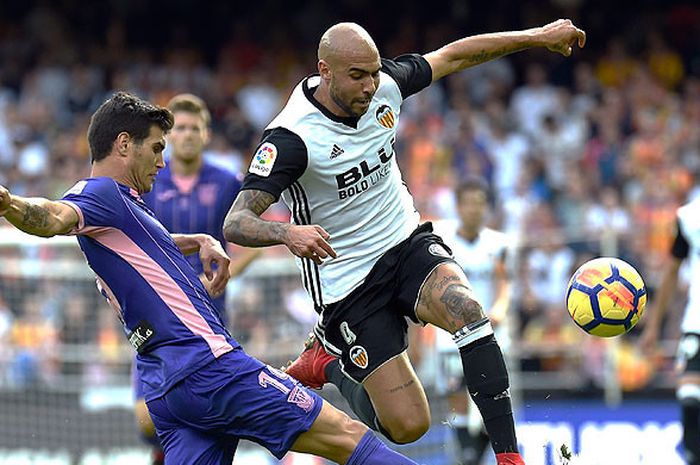 Penyerang Valencia, Simone Zaza (kanan), berebut bola dengan bek Leganes, Ezequiel Munoz, dalam laga lanjutan Liga Spanyol 2017-2018 di Stadion Mestalla, Valencia, pada 4 November 2017.