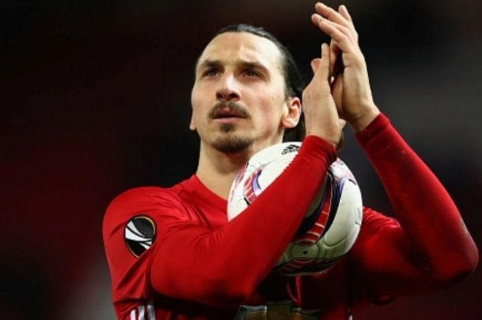 Striker Manchester United, Zlatan Ibrahimovic, merayakan kemenangan 3-0 atas Saint-Etienne dalam duel leg I Liga Europa 2016-2017 di Old Trafford, Manchester, Inggris pada 16 Februari 2017.