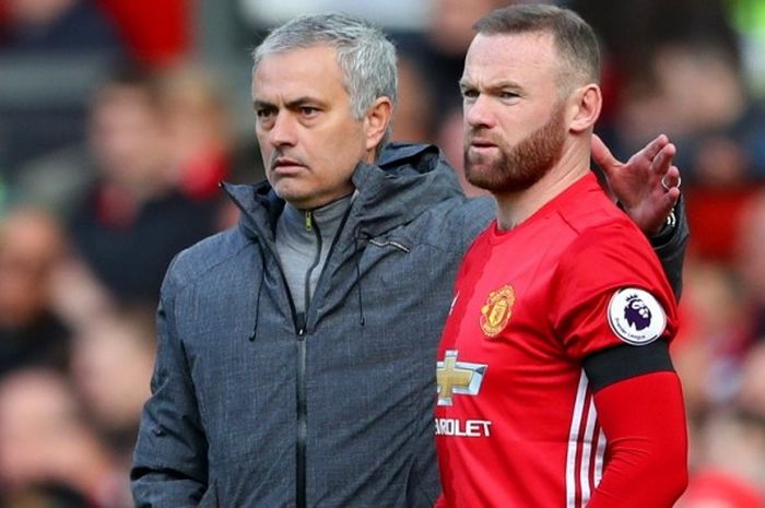 Striker Manchester United, Wayne Rooney (kanan), bersama Manajer Jose Mourinho dalam pertandingan Liga Inggrisd 2016-2017 menghadapi West Bromwich Albion di Old Trafford, Manchester, Inggris, pada 1 April 2017.