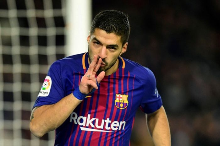 Striker FC Barcelona, Luis Suarez, merayakan gol yang dia cetak ke gawang Deportivo La Coruna dalam laga Liga Spanyol di Stadion Camp Nou, Barcelona, pada 17 Desember 2017.