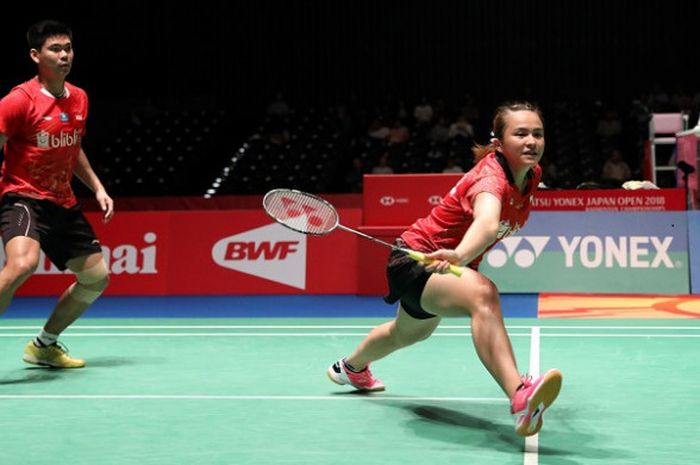 Pasangan ganda campuran Indonesia, Praveen Jordan/Melati Daeva Oktavianti, mengembalikan kok ke arah Chan Peng Soon/Goh Liu Ying (Malaysia) pada babak perempat final Japan Open 2018 yang berlangsung di Musashino Forest Sport Plaza, Tokyo, Jumat (14/9/2018).