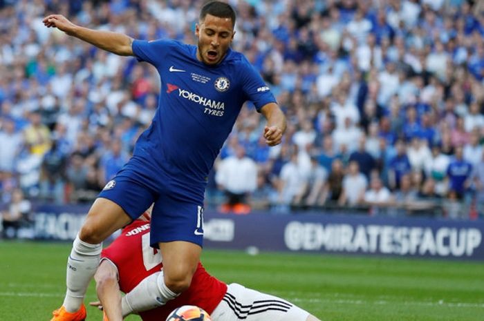      Bek Manchester United, Phil Jones, melanggar pemain Chelsea, Eden Hazard, dalam laga final Piala FA di Stadion Wembley, London, Inggris pada 19 Mei 2018.     