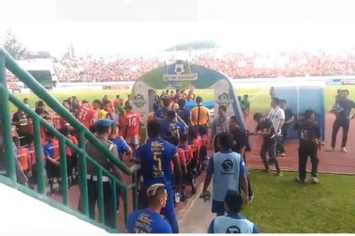 Jersey dual warna anak pendamping pemain di laga Persija Vs Persib, Jumat (3/11/17) di Stadion Manahan solo.