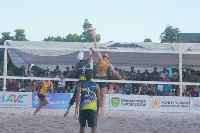 Tim voli pantai putra Indonesia beraksi saat menghadapi pasangan Australia pada Kejuaraan Asia Pasifik di lapangan voli pantai Jakabaring Sport City Palembang, Jumat (22/4/2016).