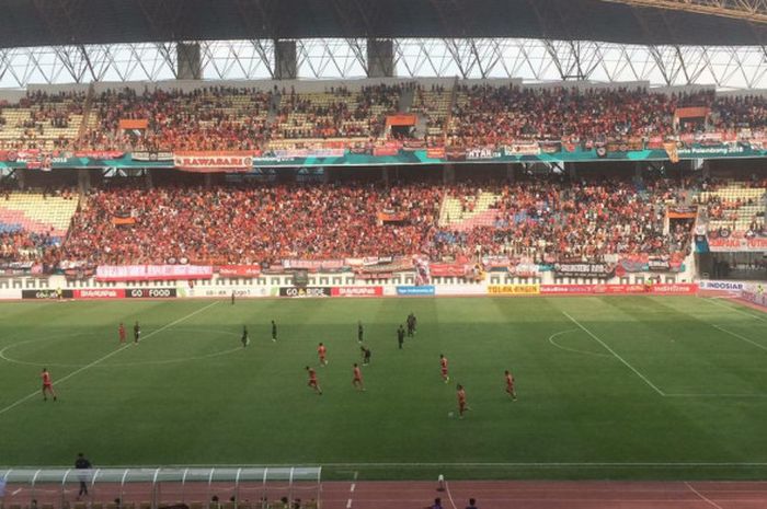 Suasana pertandingan Persija Jakarta Vs Sriwijaya FC dalam lanjutan Liga 1 2018 pekan ke-32, di Stadion Wibawa Mukti, Cikarang, Sabtu (24/11/2018).