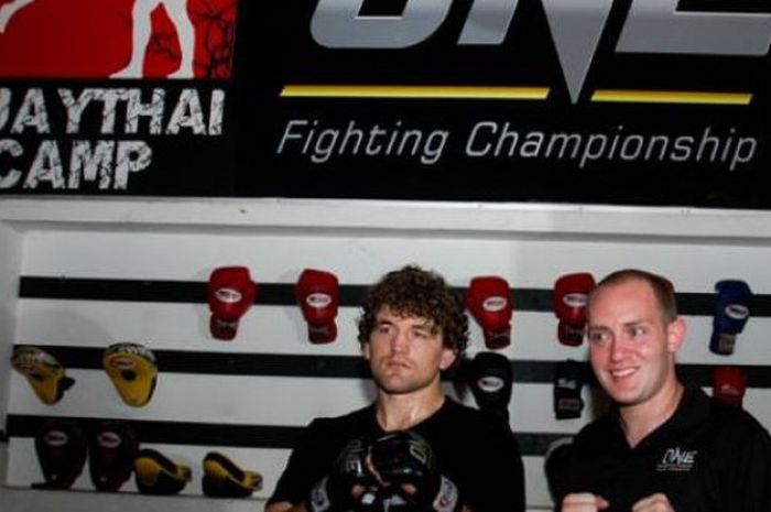 Ben Askren (kiri), petarung kelas Welter asal Amerika Serikat bersama Director of Public Relations ONE FC, Loren Mack, di Muay Thai Camp, Jakarta, Rabu (14/5/2014). Ben Askren akan mengawali debutnya bersama ONE FC ketika menghadapi Bakhtiyar Abbasov di ONE FC: Honor & Glory di Singapura pada 30 Mei 2014. 