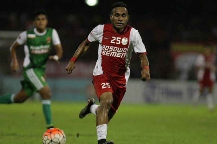 Aksi striker PSM Makassar, Titus Bonai, dalam laga kontra PS TNI di Stadion Andi Mattalata.