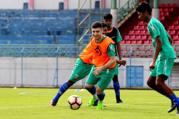 Gelandang Nuridin Davronov dalam sesi latihan Madura United. 