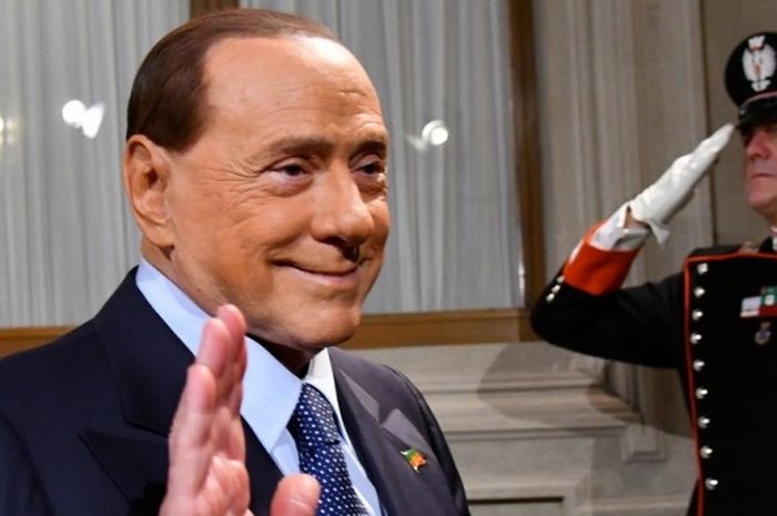 Mantan Perdana Menteri Italia, Silvio Berlusconi, meninggalkan Quirinale Palace, Roma, usai menghadiri pertemuan dengan Presiden Sergio Mattarella pada 10 Desember 2016.