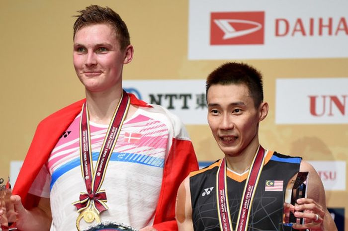 Pebulu tangkis tunggal putra Malaysia, Lee Chong Wei (kanan), berfoto bersama Viktor Axelsen (Denmark) pada podium juara turnamen Jepang Terbuka di Tokyo Metropolitan Gymnasium, Minggu (24/9/2017).