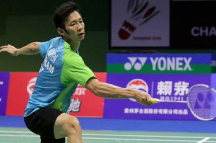 Pebulu tangkis tunggal putra Vietnam, Nguyen Tien Minh, mengembalikan kok ke arah Anders Antonsen (Denmark) pada babak kedua Kejuaraan Dunia 2018 di Nanjing Youth Olympic Games Sports Park Arena, 1 Agustus 2018.