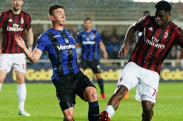 Gelandang AC Milan, Franck Kessie, saat berduel dengan pemain Atalanta dalam laga Liga Italia 2017-2018 di Stadio Atleti Azzurri d'Italia, Bergamo, Italia, pada Minggu (13/5/2018).