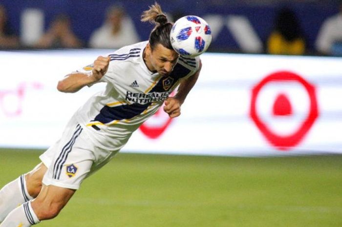 Zlatan Ibrahimovic beraksi menyundul bola dalam pertandingan LA Galaxy di StubHub Center, Carson, 29 Juli 2018.