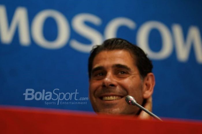 Pelatih timnas Spanyol, Fernando Hierro, tersenyum pada sesi konferensi pers sebelum laga Spanyol kontra Rusia di Stadion Luzhniki, Moskow, Sabtu (30/6/2018).