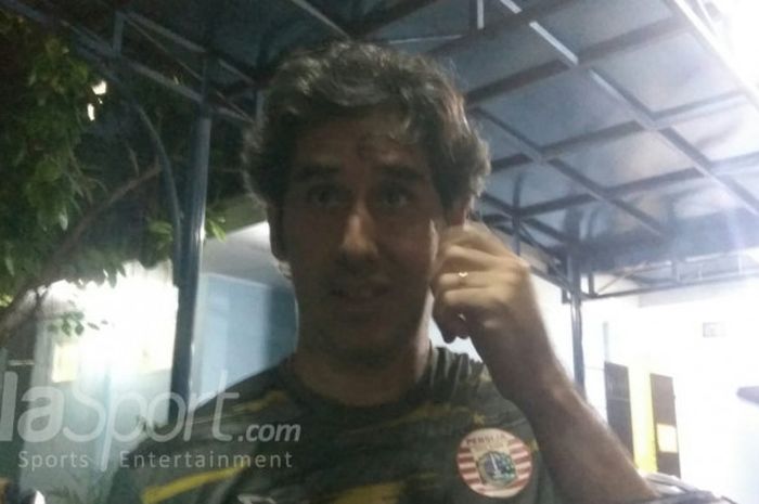 Pelatih Persija Jakarta, Stefano Cugurra, menjawab pertanyaan wartawan seusai memimpin latihan timnya, di Lapangan PSAU, Halim Perdanakusuma, Jakarta Timur, Selasa (2/10/2018).