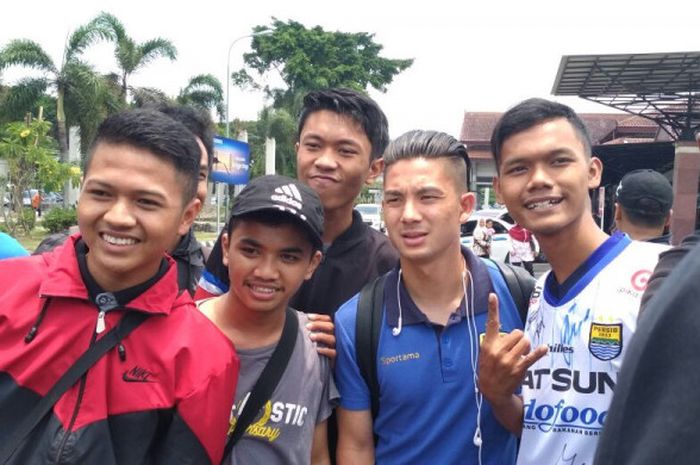 Kim Kurniawan saat dimintai foto oleh para Bobotoh di Bandara Adi Soemarmo, Solo, Kamis (2/11/2017).