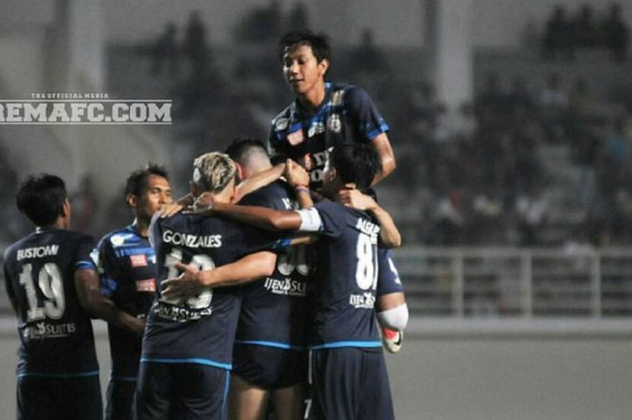 Pemain Arema FC merayakan gol saat melawan Mitra Kukar dalam laga lanjutan Liga 1 di Stadion Aji Imbut, Tenggarong  pada Rabu (20/9/2017).