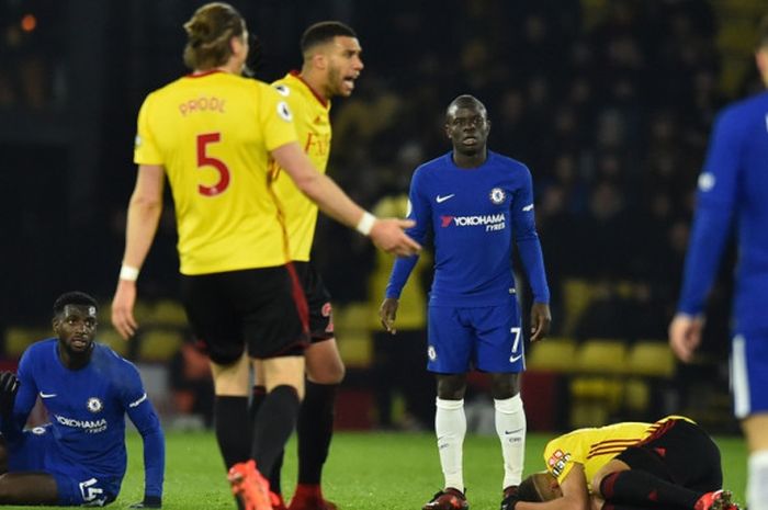 Gelandang Chelsea, Tiemoue Bakayoko (kiri), menerima kartu merah setelah melanggar pemain Watford, Richarlison, dalam laga Liga Inggris di Stadion Vicarage Road, Watford, pada 5 Februari 2018.