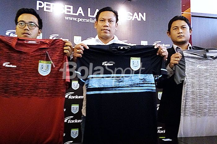 PR Forium, Irvan Hamami (kiri), asisten manajer Persela, Agus Haryono (tengah) dan MO Persela, Hangga Andika saat peluncuran Jersey Persela pra-musim, Minggu (7/1/2017).