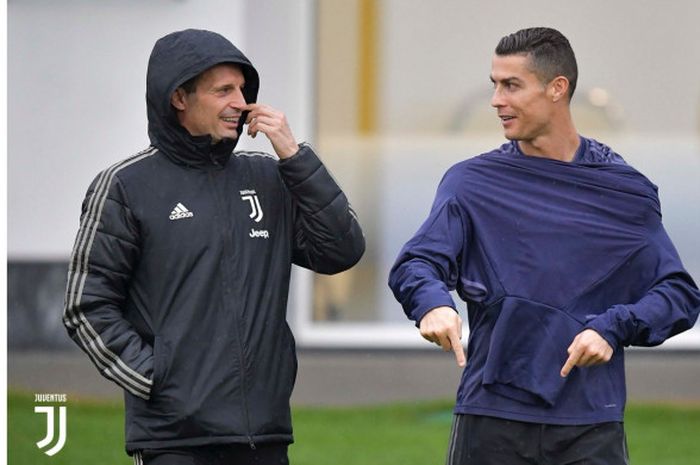 Pelatih Juventus, Massimiliano Allegri (kiri), berbincang dengan Cristiano Ronaldo.