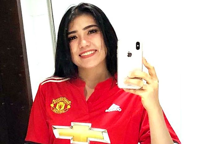     Penyanyi dangdut tanah air, Via Vallen selfie sembari mengenakan jersey Manchester United,  Selasa (30/1/2018).    