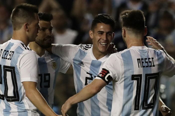  Penyerang Argentina, Sergio Aguero (kedua dari kiri), merayakan golnya bersama Giovani Lo Celso, Cristian Pavon, dan Lionel Messi dalam laga persahabatan kontra Haiti di Stadion La Bombonera, Buenos Aires, Argentina pada 29 Mei 2018. 