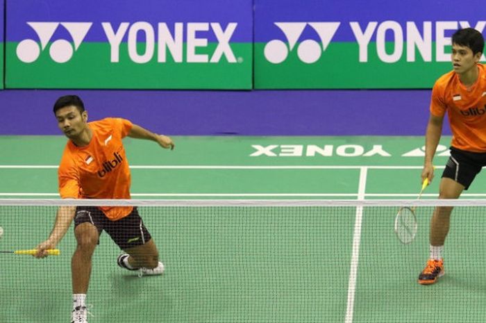 Pasangan ganda putra Indonesia, Berry Angriawan/Hardianto, mengembalikan kok ke arah Or Chin Chung/Tang Chun Man. Berry/Hardianto menang dengan skor 18-21, 21-19, 21-12 pada laga yang digelar di Hong Kong Coliseum, Kowloon, Hong Kong, Rabu (22/11/2017).