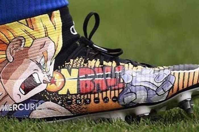 Sepatu berdesain Dragon Ball milik Bakary Sako