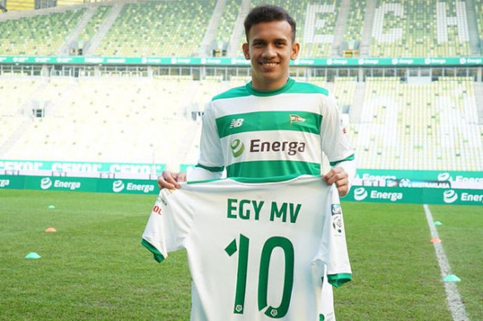 Egy Maulana Vikri saat diperkenalkan ke hadapan publik Lechia Gdansk di Stadion Energa Gdansk, Polandia, Minggu (11/3/2018).              