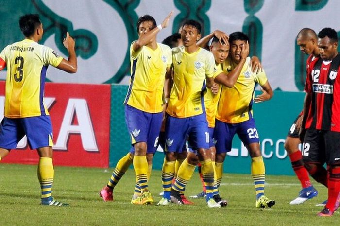 Pemain Persegres merayakan gol saat melawan Persipura dalam laga Grup A di Stadion Maguwoharjo, Sleman, Kamis (9/2/2017).