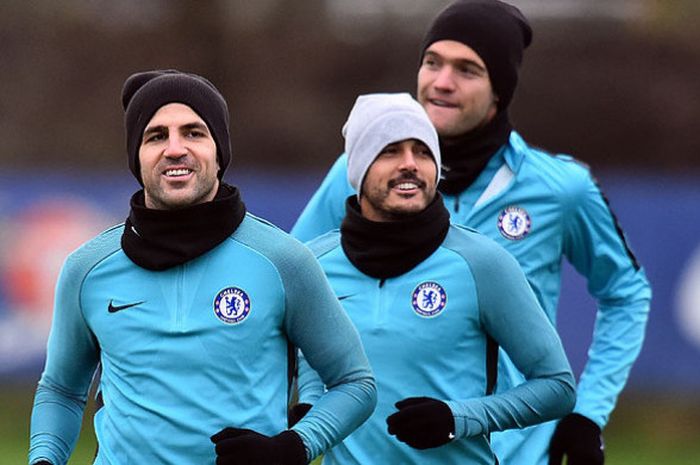 Tiga pemain Chelsea asal Spanyol (kiri-kanan): Cesc Fabregas, Pedro, dan Marcos Alonso, saat mengikuti latihan tim di pusat latihan Chelsea di Cobham, Stoke D'Abernon, selatan London, pada 4 Desember 2017, jelang menghadapi Atletico Madrid dalam laga lanjutan Grup C Liga Champion.