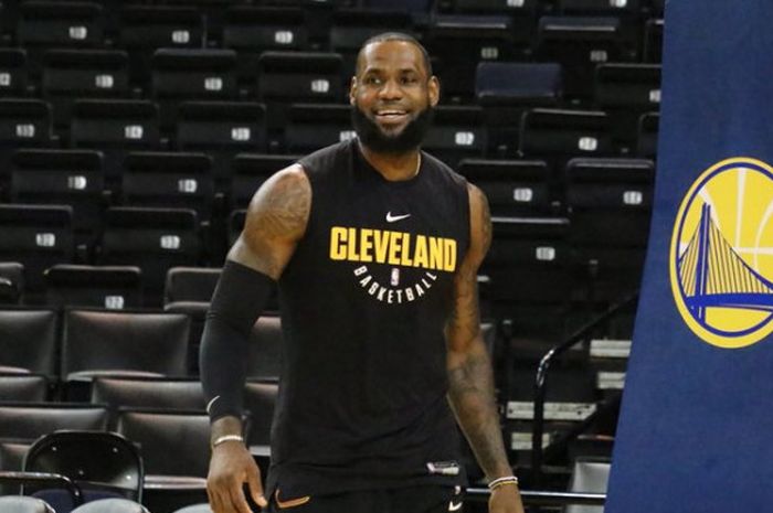 LeBron James saat menjalani sesi latihan di Oracle Arena pada Sabtu (2/6/2018) waktu setempat untuk persiapan laga kedua NBA Finals 2018.