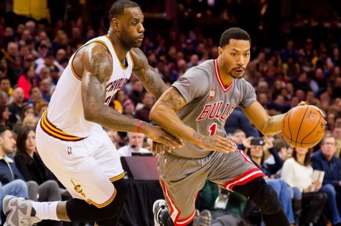 Pebasket Chicago Bulls, Derrick Rose (jersey abu-abu, #1) berupaya melewati hadangan pemain Cleveland Cavaliers, LeBron James (jersey putih, #23) pada pertandingan musim reguler NBA di Quicken Loans Arena, Cleveland, Ohio, 23 Januari 2016. Pada laga itu, Bulls mengalahkan Cavaliers 96-83.