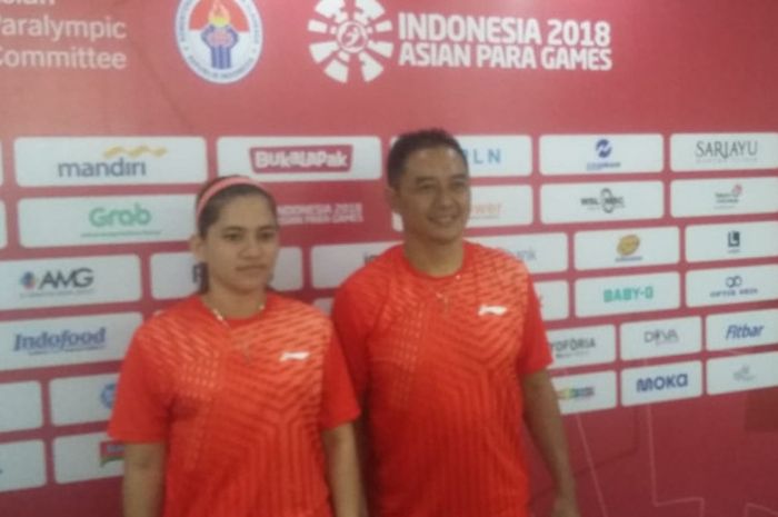 Pasangan ganda campuran Indonesia, Harry Susanto/Leani Ratri Oktila, berpose setelah memenangi medal