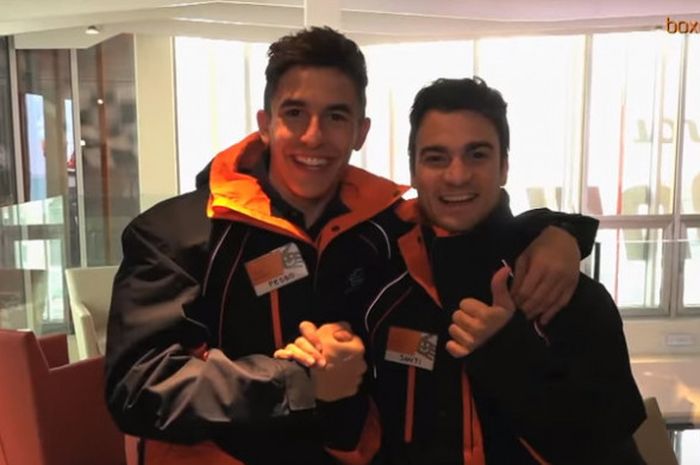 Dua pebalap Repsol Honda, Marc Marquez dan Dani Pedrosa menyamar menjadi petugas pom bensin.