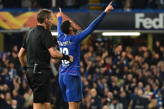 Gelandang Chelsea, Ruben Loftus-Cheek, merayakan gol yang dicetak ke gawang BATE Borisov dalam laga Grup L Liga Europa di Stadion Stamford Bridge, London, Inggris pada 25 Oktober 2018.