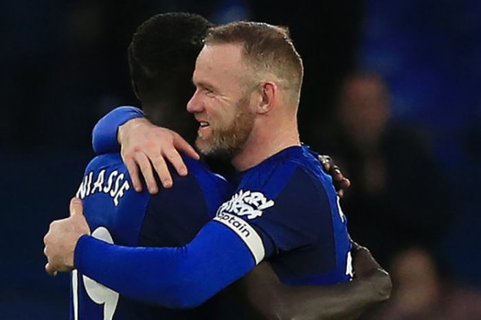  Striker Everton, Wayne Rooney (kanan) dengan logo sponsor di lengan saat bertanding melawan Crystal Palace di Goodison Park, Liverpool, pada 10 Februari 2018. 